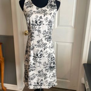 Collection beautiful sheath dress in a pretty black and white pattern. Size 6